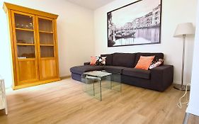 Burgunder helle und geräumige Ferienwohnung